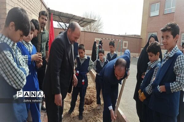 مراسم روز درختکاری در مدرسه جلوه حق و شهدای برکت طغان بخش جوادآباد