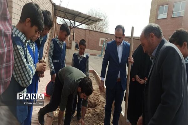 مراسم روز درختکاری در مدرسه جلوه حق و شهدای برکت طغان بخش جوادآباد