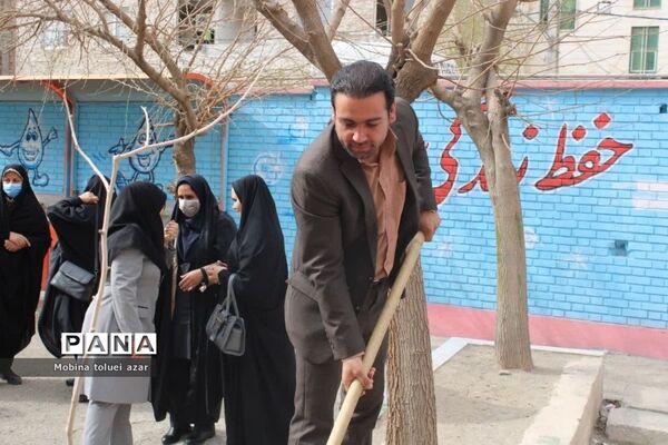 گرامیداشت روز درختکاری در ناحیه یک بهارستان