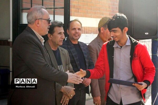 مراسم تجلیل از دانش‌آموزان برتر در دبیرستان آل یاسین شهرری