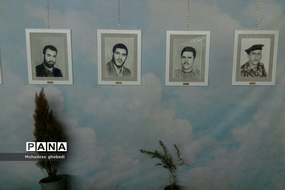 نمایشگاه سرو قامتان سرخ گلستان در بهارستان