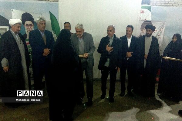 نمایشگاه سرو قامتان سرخ گلستان در بهارستان