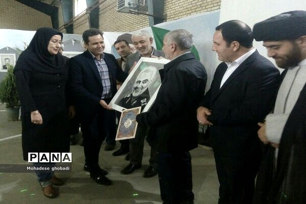 نمایشگاه سرو قامتان سرخ گلستان در بهارستان