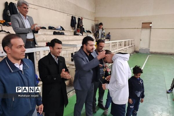 برگزاری جام «پدرپسری» فوتسال در دبیرستان استعدادهای درخشان شهید بهشتی رودهن