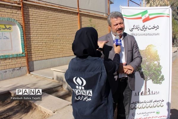 نواختن زنگ درختکاری در مدرسه گلستان شهرستان سمنان -1