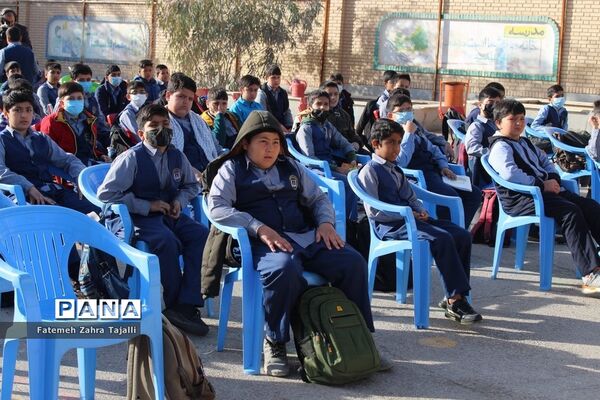 نواختن زنگ درختکاری در مدرسه گلستان شهرستان سمنان -1