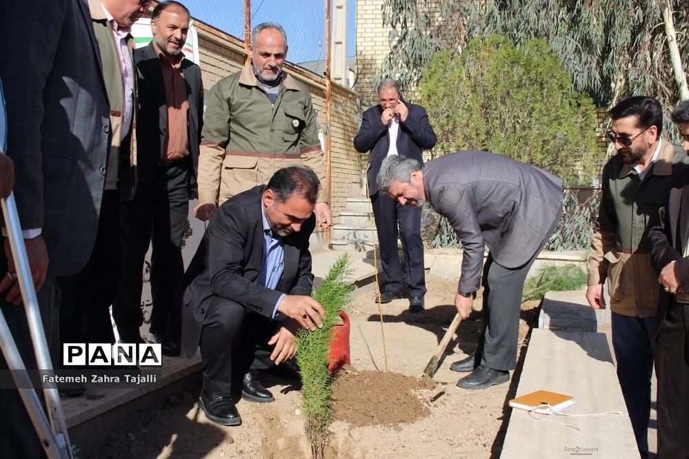 نواختن زنگ درختکاری در مدرسه گلستان شهرستان سمنان -1