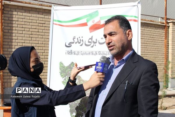 نواختن زنگ درختکاری در مدرسه گلستان شهرستان سمنان -1