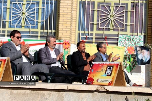نواختن زنگ درختکاری در مدرسه گلستان شهرستان سمنان -1
