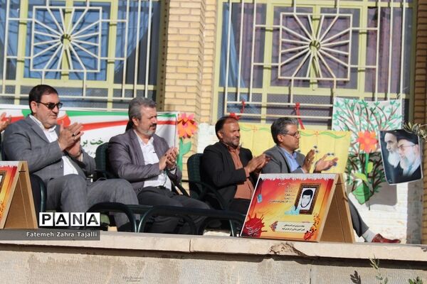 نواختن زنگ درختکاری در مدرسه گلستان شهرستان سمنان -1