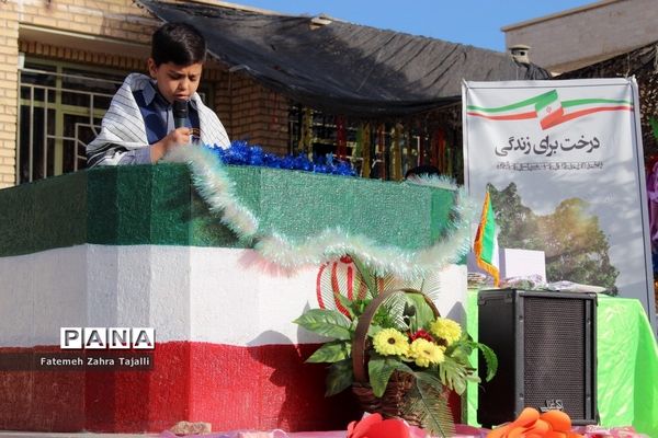 نواختن زنگ درختکاری در مدرسه گلستان شهرستان سمنان -1