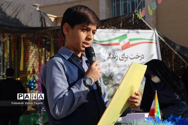 نواختن زنگ درختکاری در مدرسه گلستان شهرستان سمنان -1