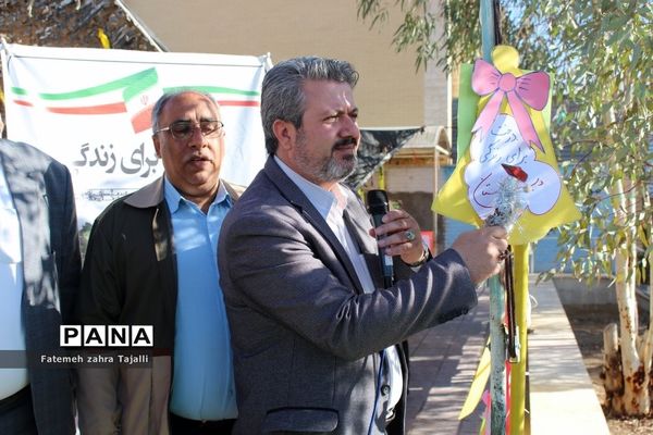 نواختن زنگ درختکاری در مدرسه گلستان شهرستان سمنان-2