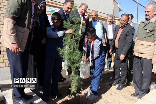 نواختن زنگ درختکاری در مدرسه گلستان شهرستان سمنان-2