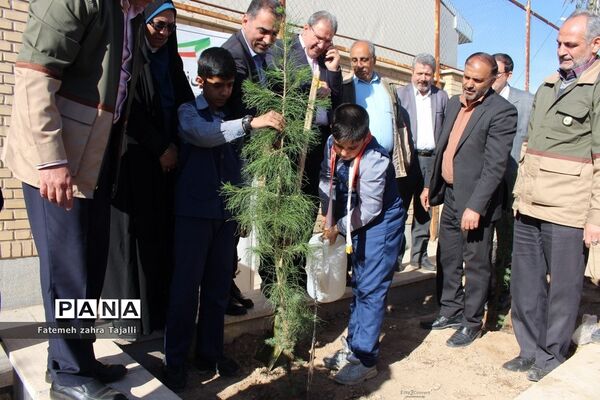 نواختن زنگ درختکاری در مدرسه گلستان شهرستان سمنان-2
