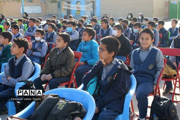 نواختن زنگ درختکاری در مدرسه گلستان شهرستان سمنان-2