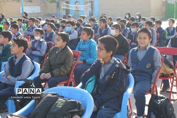 نواختن زنگ درختکاری در مدرسه گلستان شهرستان سمنان-2