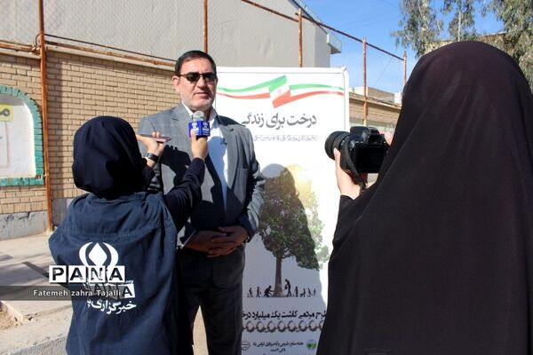 نواختن زنگ درختکاری در مدرسه گلستان شهرستان سمنان-2