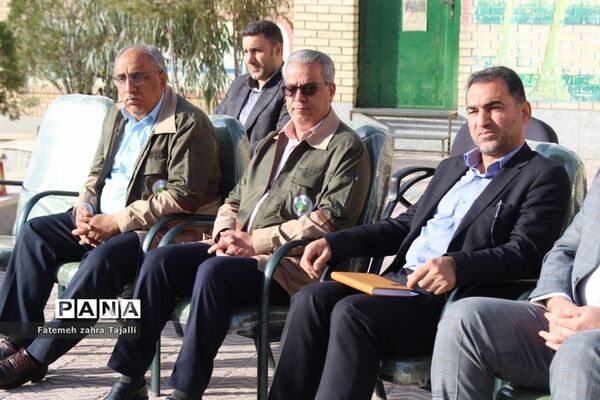 نواختن زنگ درختکاری در مدرسه گلستان شهرستان سمنان-2