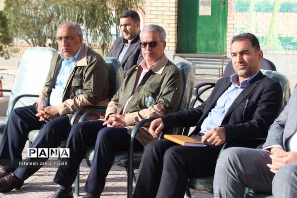 نواختن زنگ درختکاری در مدرسه گلستان شهرستان سمنان-2