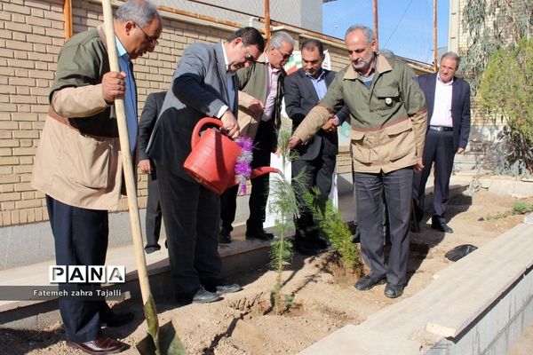 نواختن زنگ درختکاری در مدرسه گلستان شهرستان سمنان-2