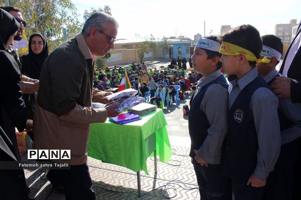 نواختن زنگ درختکاری در مدرسه گلستان شهرستان سمنان-2