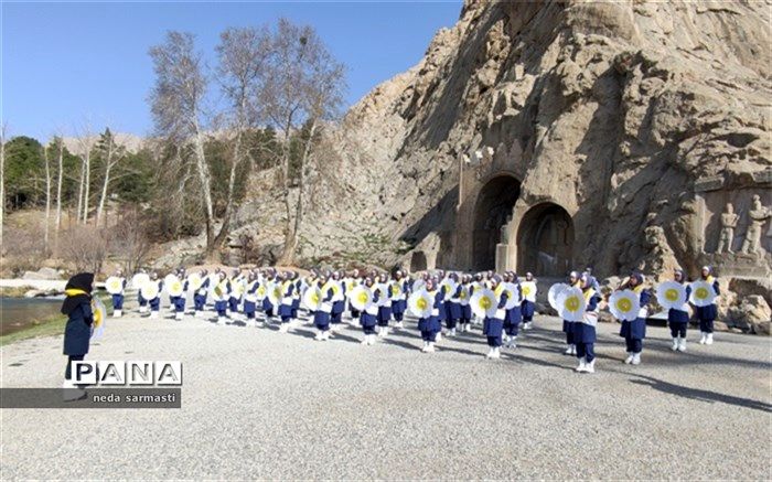 صدای "یا مهدی" اعضای سازمان دانش آموزی در طاق بستان کرمانشاه طنین انداز شد/فیلم