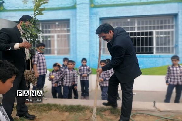 کاشت سایه‌بان امید‌ در دبستان پسرانه حافظ یک ناحیه یک یزد
