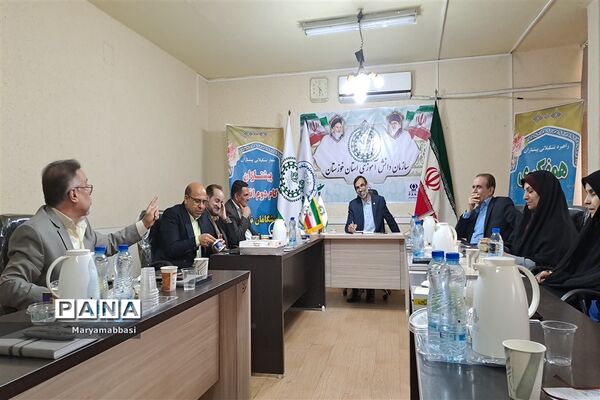نشست مدیر سازمان دانش‌آموزی خوزستان با مربیان پیشکسوت