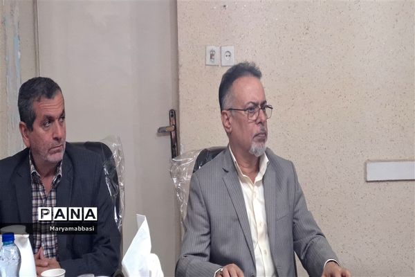 نشست مدیر سازمان دانش‌آموزی خوزستان با مربیان پیشکسوت