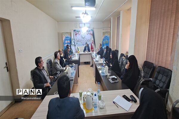 نشست مدیر سازمان دانش‌آموزی خوزستان با مربیان پیشکسوت