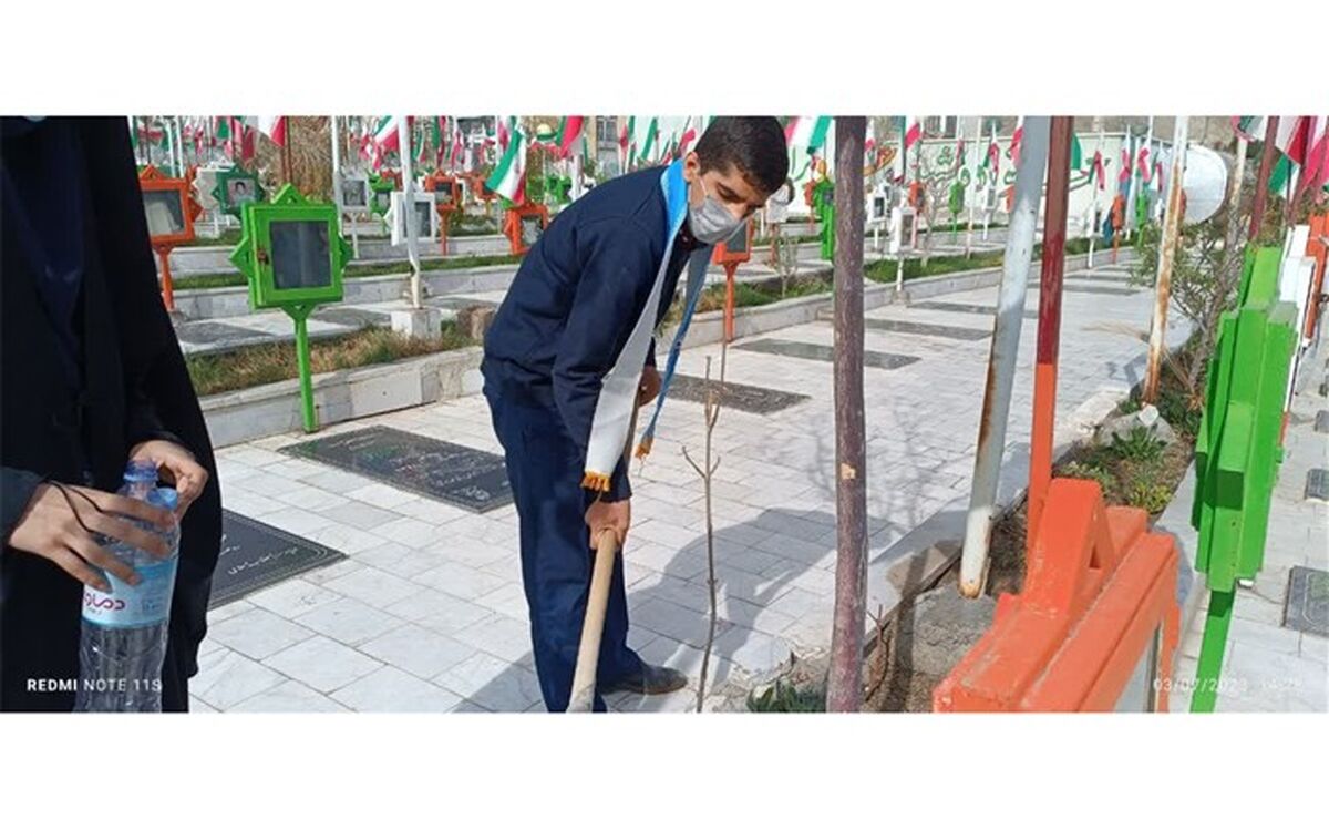 کاشت نهال توسط دانش‌آموزان پیشتاز زاهدان