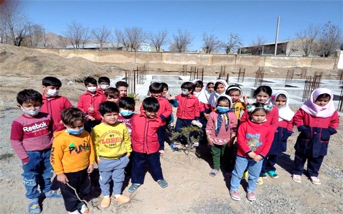 کودکان کاشت درخت را باید از کودکی یاد بگیرند