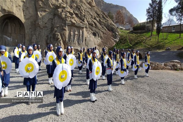 اجرای سرود همگانی «یا مهدی» اعضای سازمان دانش‌آموزی در طاق بستان کرمانشاه