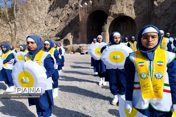 اجرای سرود همگانی «یا مهدی» اعضای سازمان دانش‌آموزی در طاق بستان کرمانشاه