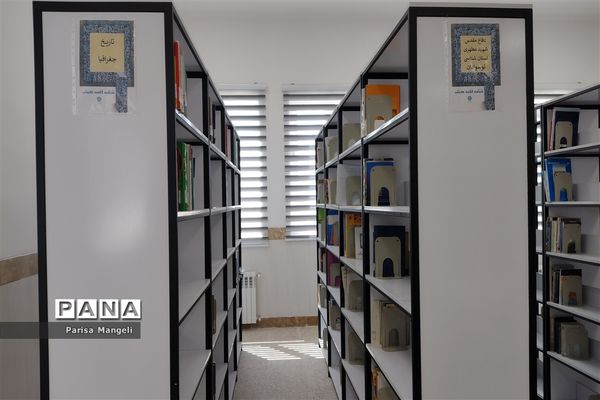 کتابخانه گردی دانش‌آموزان دبیرستان توحید خاتم همزمان با نوزدهمین سالروز تأسیس نهاد کتابخانه‌های عمومی