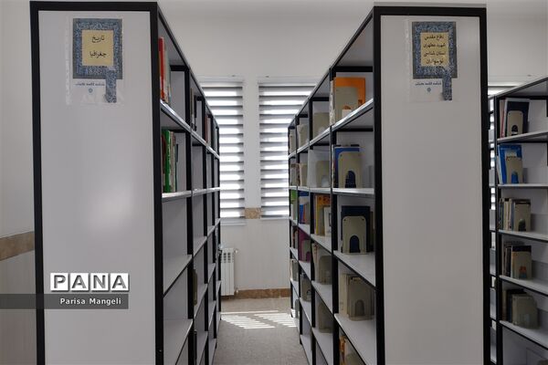 کتابخانه گردی دانش‌آموزان دبیرستان توحید خاتم همزمان با نوزدهمین سالروز تأسیس نهاد کتابخانه‌های عمومی