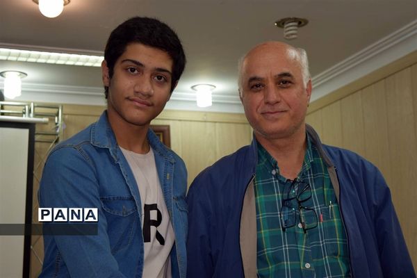 مراسم تقدیر از دانش‌آموزان برتر درسی و اخلاقی دبیرستان هیات امنایی شهید عاشوری منطقه ۱۴