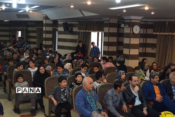 مراسم تقدیر از دانش‌آموزان برتر درسی و اخلاقی دبیرستان هیات امنایی شهید عاشوری منطقه ۱۴
