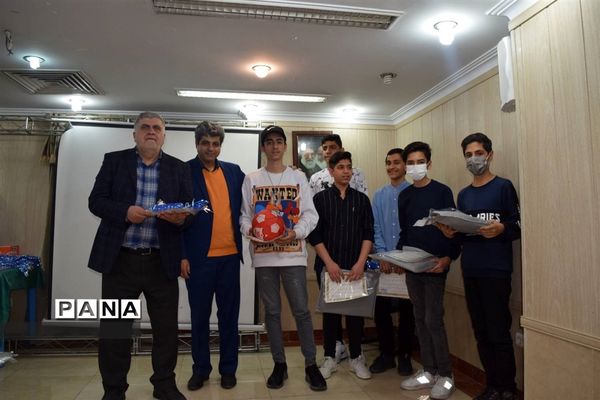 مراسم تقدیر از دانش‌آموزان برتر درسی و اخلاقی دبیرستان هیات امنایی شهید عاشوری منطقه ۱۴