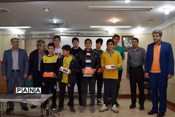 مراسم تقدیر از دانش‌آموزان برتر درسی و اخلاقی دبیرستان هیات امنایی شهید عاشوری منطقه ۱۴