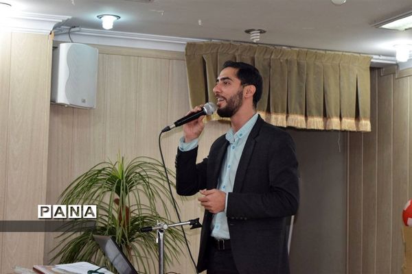 مراسم تقدیر از دانش‌آموزان برتر درسی و اخلاقی دبیرستان هیات امنایی شهید عاشوری منطقه ۱۴