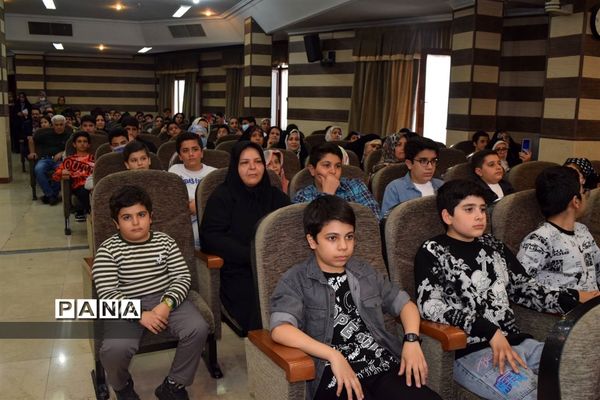 مراسم تقدیر از دانش‌آموزان برتر درسی و اخلاقی دبیرستان هیات امنایی شهید عاشوری منطقه ۱۴