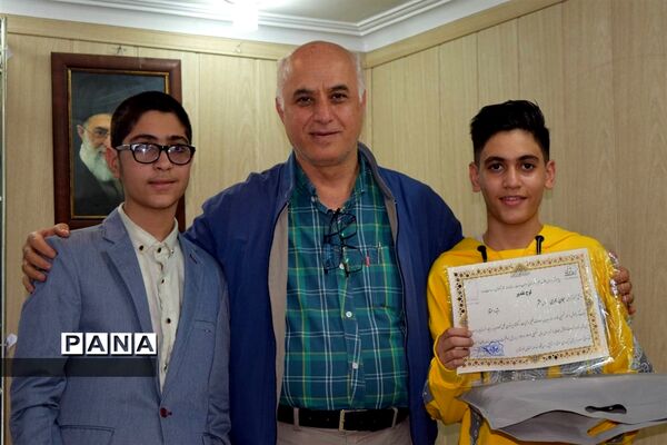 مراسم تقدیر از دانش‌آموزان برتر درسی و اخلاقی دبیرستان هیات امنایی شهید عاشوری منطقه ۱۴