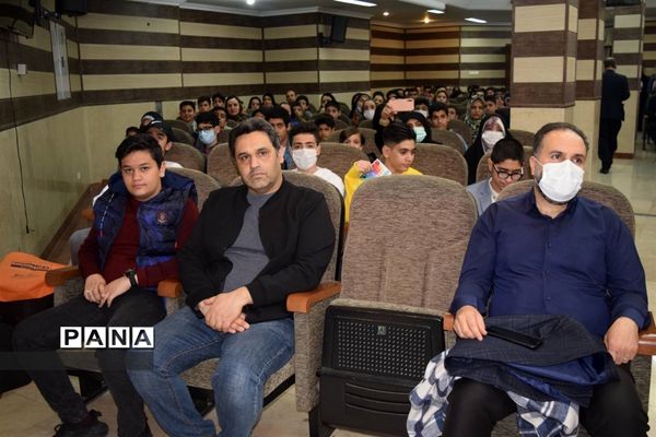 مراسم تقدیر از دانش‌آموزان برتر درسی و اخلاقی دبیرستان هیات امنایی شهید عاشوری منطقه ۱۴