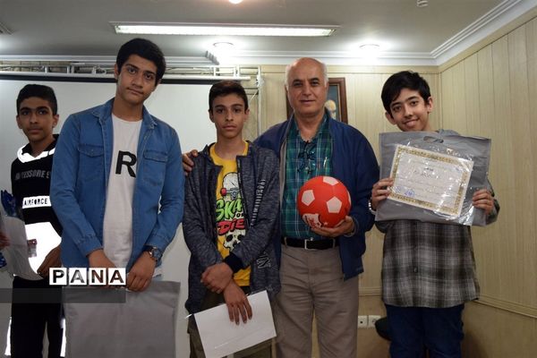 مراسم تقدیر از دانش‌آموزان برتر درسی و اخلاقی دبیرستان هیات امنایی شهید عاشوری منطقه ۱۴