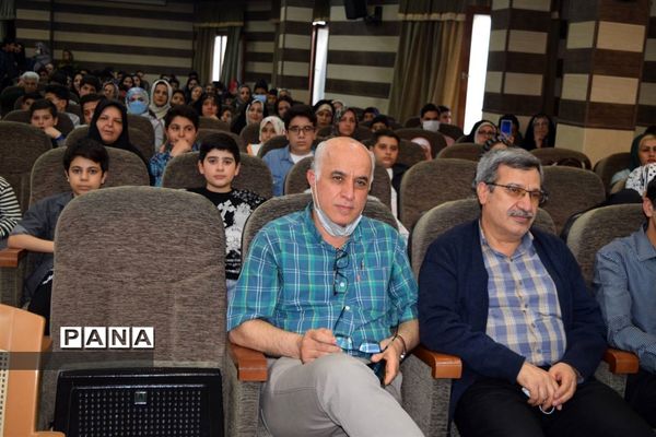 مراسم تقدیر از دانش‌آموزان برتر درسی و اخلاقی دبیرستان هیات امنایی شهید عاشوری منطقه ۱۴