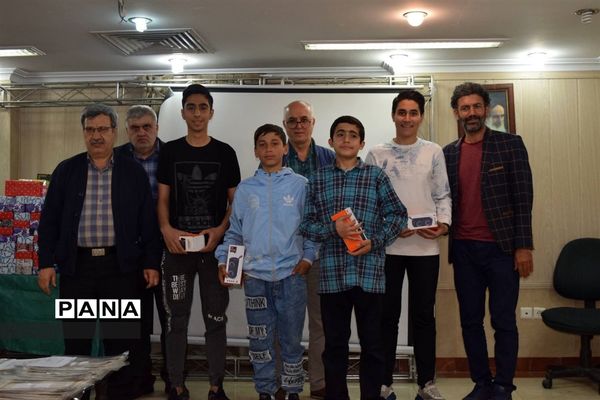 مراسم تقدیر از دانش‌آموزان برتر درسی و اخلاقی دبیرستان هیات امنایی شهید عاشوری منطقه ۱۴