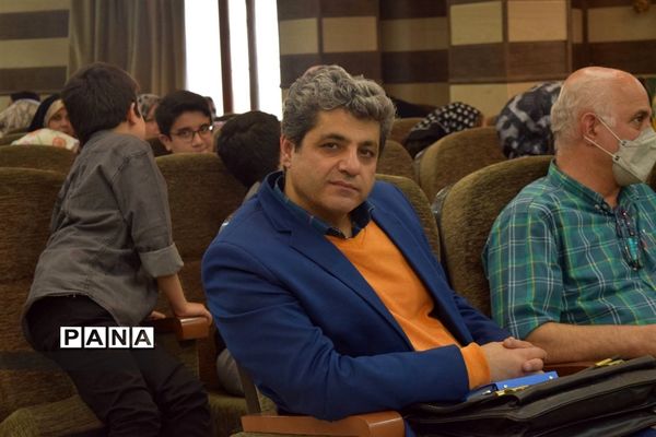 مراسم تقدیر از دانش‌آموزان برتر درسی و اخلاقی دبیرستان هیات امنایی شهید عاشوری منطقه ۱۴