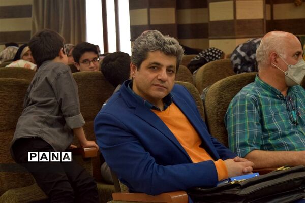 مراسم تقدیر از دانش‌آموزان برتر درسی و اخلاقی دبیرستان هیات امنایی شهید عاشوری منطقه ۱۴